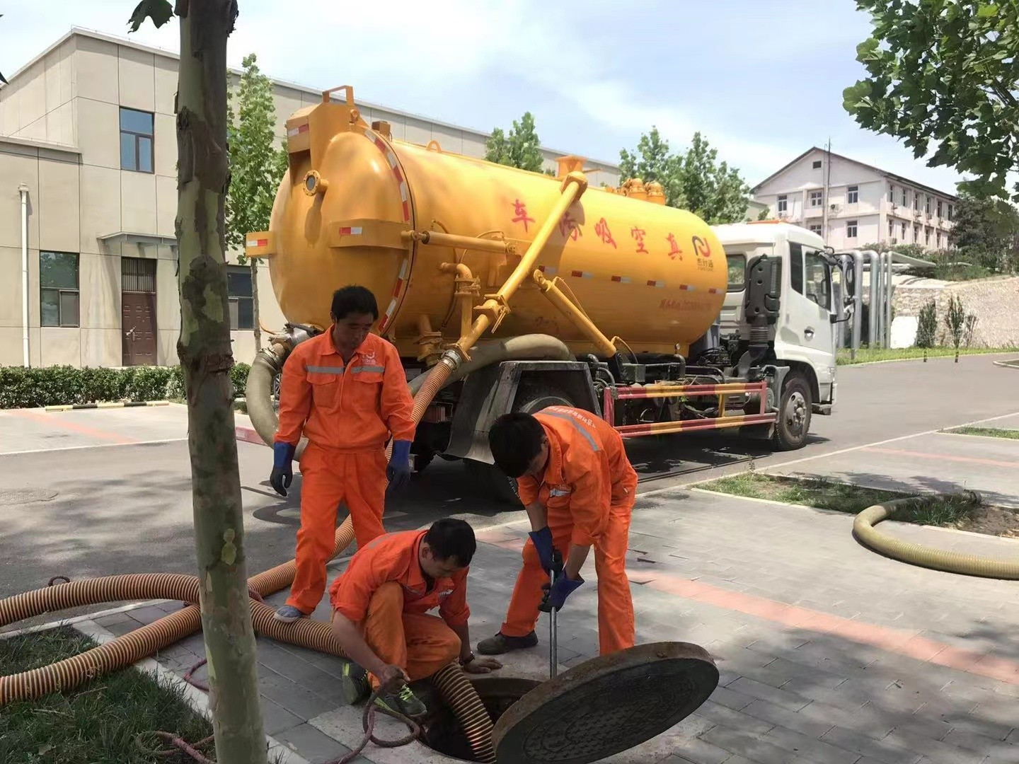 定州管道疏通车停在窨井附近