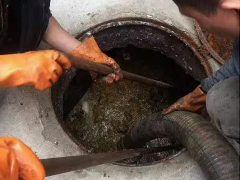 定州清理化粪池时如何避免沼气的危害？